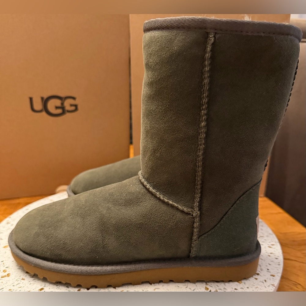 UGG Classic Short II Boot Grey/Olive – Women’s Size 6